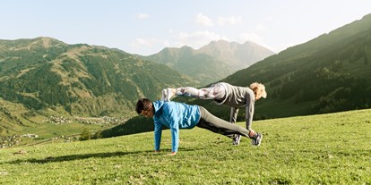 Yogakurs - Kurse für bestimmte Zielgruppen: Kurse nur für Frauen - Österreich - OFR Yogamagazin Dreh in Gastein - Meraner Care