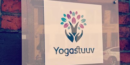 Yogakurs - Erreichbarkeit: gut zu Fuß - Lüneburger Heide - Türschild an der Straße. Hier seid ihr richtig! - Yogastuuv