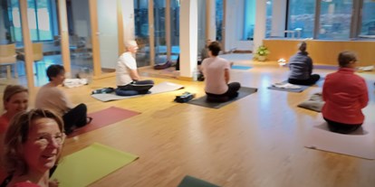 Yogakurs - Kurse für bestimmte Zielgruppen: Kurse für Dickere Menschen - Ruhrgebiet - Höhenstrasse 64, Wuppertal - Ute Sondermann, Yin Yoga + Faszien Yoga
