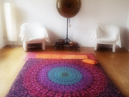 Yogakurs - geeignet für: Anfänger - Massageritual "Liebende Berührung"  - Ananda Yoga Potsdam