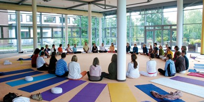 Yogakurs - Kurse für bestimmte Zielgruppen: Kurse für Schwangere (Pränatal) - Teutoburger Wald - Yogaraum "Ananda" im Haus Shanti - Yoga Vidya e.V.