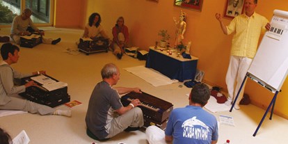 Yogakurs - Online-Yogakurse - Impressionen eines Harmonium-Workshops - Yoga Vidya e.V.