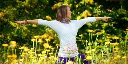 Yogakurs - spezielle Yogaangebote: Satsang - Hatha-Yoga im angrenzenden Parkgelände - Yoga Vidya e.V.