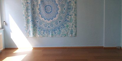 Yogakurs - Ambiente: Große Räumlichkeiten - Wiesbaden biebrich - Ein Blick in meinen Yoga-Raum in Budenheim - Dörthe Hortig Yoga