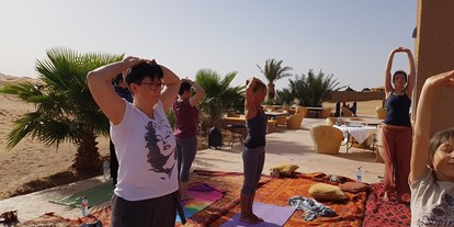 Yogakurs - Ambiente: Große Räumlichkeiten - Sachsen-Anhalt - Yogastunde mit Blick auf die Wüste während der Reise durch die Sahara 2018  - Yogaschule Devi