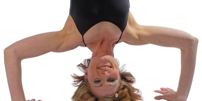 Yogakurs - Yogastil: Aerial Yoga - Kopfstand: im Yogatuch kinderleicht - Ganzheitliches Training Daniela Weißenborn
