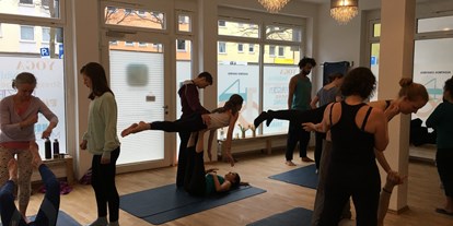 Yogakurs - Kurse für bestimmte Zielgruppen: Kurse für Unternehmen - München Maxvorstadt - Schüler beim Acroyoga in München im Yogastudio Einatmen Ausatmen - 148 Ausatmen.Einatmen