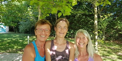Yogakurs - Yogastil: Hormonyoga - Donauraum - Erni, Nini & Michi - 3 unserer Lehrerinnen - GesundheitLernen