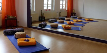 Yogakurs - vorhandenes Yogazubehör: Stühle - Stuttgart / Kurpfalz / Odenwald ... - Balance Yoga Speyer