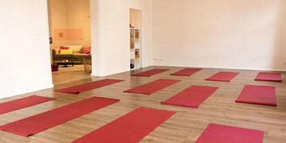 Yogakurs - Yogastil: Vinyasa Flow - Langenfeld (Mettmann) - Unser heller, freundlicher Kursraum #2 - Sunny Mind Yoga