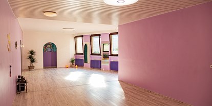 Yogakurs - vorhandenes Yogazubehör: Stühle - Köln - CO Yoga
