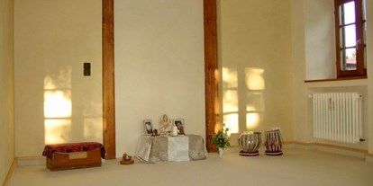 Yogakurs - Kurssprache: Deutsch - Ebersberg (Landkreis Ebersberg) - Yogaraum in Pörsdorf - Raum des Herzens - Entspannung, Gesundheit, Meditation mit Yoga & Ayurveda