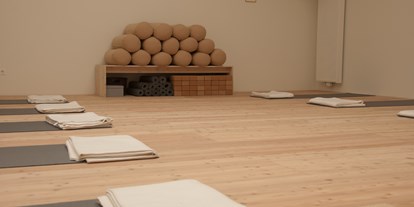 Yogakurs - vorhandenes Yogazubehör: Sitz- / Meditationskissen - Hall in Tirol - maitri.at | Yoga leben
