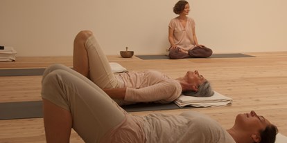 Yogakurs - vorhandenes Yogazubehör: Sitz- / Meditationskissen - Hall in Tirol - maitri.at | Yoga leben