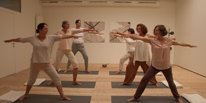 Yogakurs - vorhandenes Yogazubehör: Decken - Österreich - maitri.at | Yoga leben