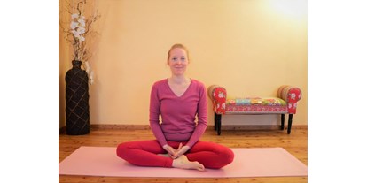 Yogakurs - geeignet für: Dickere Menschen - Österreich - Clara Satya im Meditationssitz - Faszien-Yoga in Gainfarn/Bad Vöslau