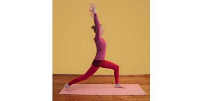 Yogakurs - vorhandenes Yogazubehör: Decken - Österreich - Clara Satya in der Kriegerposition - Faszien-Yoga in Gainfarn/Bad Vöslau
