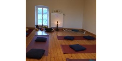 Yogakurs - Kurssprache: Englisch - Holsthum - Karuna Yoga, Yogaraum vorbereitet für eine Meditation

ruhiger, lichtdurchfluteter Raum im Grünen

Dusche, Umkleidezimmer, Toiletten vorhanden - Karuna Yoga