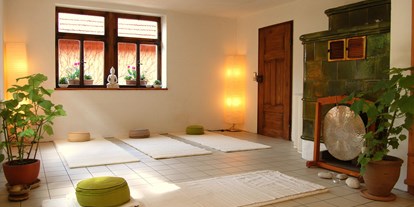 Yogakurs - Yogastil: Meditation - Wiesloch - Unser Kursraum in Dielheim-Balzfeld mit Kachelofen und Fußbodenheizung - Yogaschule Ursula Winter