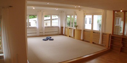Yogakurs - Yogastil: Anderes - Wiesloch - Unser gemütlicher Kursraum in Leimen, sehr ruhig gelegen und ausgestattet mit natürlichen Materialien - Yogaschule Ursula Winter