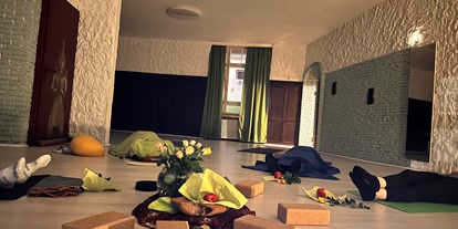Yogakurs - vorhandenes Yogazubehör: Yogagurte - Merzig - Yogakurs in großzügigen Räumen - Hatha Yoga kassenzertifiziert 8 / 10 Termine