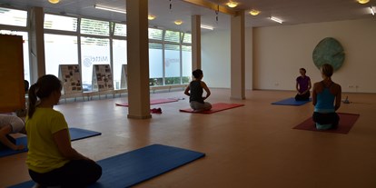 Yogakurs - Ausstattung: WC - Bonn Beuel - Meditation im Mittelpunkt - Hatha Yoga 