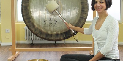 Yogakurs - Kurse für bestimmte Zielgruppen: barrierefreie Kurse - Bremen - Yulia Eberle ist ausgebildete Yogalehrerin, Pilates Trainerin und Entspannungspädagogin - YEP Lounge