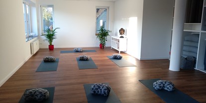 Yoga course - vorhandenes Yogazubehör: Yogablöcke - Kursraum der YEP Lounge. Hier finden alle Gruppenkurse statt - YEP Lounge