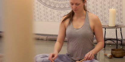 Yogakurs - spezielle Yogaangebote: Yogatherapie - Ich begleite die Entspannung gern mit sanften Klängen - Yoga entspannt