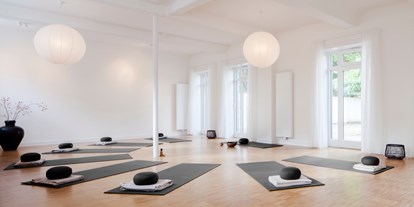 Yogakurs - vorhandenes Yogazubehör: Decken - Hamburg-Stadt Uhlenhorst - Yoga im Hof