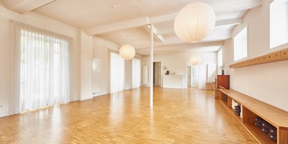 Yogakurs - vorhandenes Yogazubehör: Meditationshocker - Hamburg - Yoga im Hof