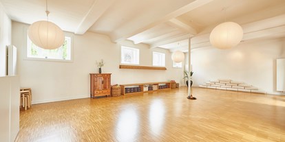 Yogakurs - vorhandenes Yogazubehör: Meditationshocker - Hamburg-Stadt Grindel - Yoga im Hof