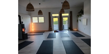 Yogakurs - vorhandenes Yogazubehör: Stühle - Würzburg Zellerau - Yogawerkstatt