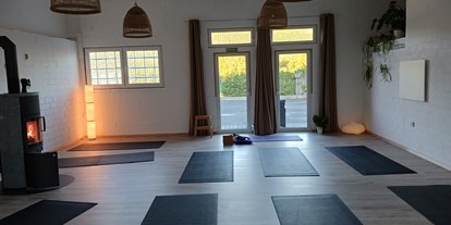 Yogakurs - vorhandenes Yogazubehör: Yogablöcke - Würzburg - Yogawerkstatt                          Silke Weber
