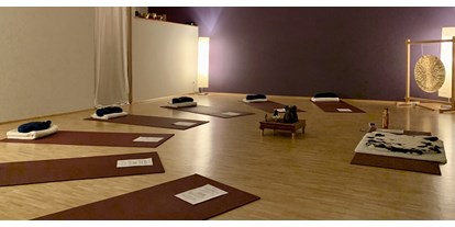 Yogakurs - Ambiente: Kleine Räumlichkeiten - Köln Mülheim - Unser Yogaraum - Kundalini Yoga in Bergisch Gladbach mit James