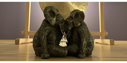 Yogakurs - vorhandenes Yogazubehör: Yogablöcke - Odenthal - Meditierende Elefanten - Kundalini Yoga in Bergisch Gladbach mit James