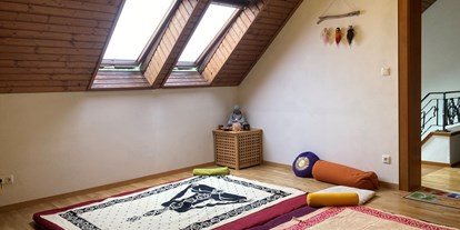 Yogakurs - vorhandenes Yogazubehör: Sitz- / Meditationskissen - Kärnten - Nuad Thai Yoga Practitioner (Basiskurse)