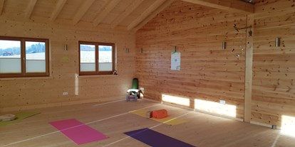 Yogakurs - Yogastil: Iyengar Yoga - Bayern - Mondholz Yoga Raum - Mondholzyoga  Claudia Eichinger in Aidenbach