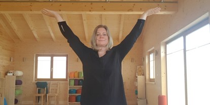 Yogakurs - Kurse für bestimmte Zielgruppen: barrierefreie Kurse - Bayern - Mondholzyoga  Claudia Eichinger in Aidenbach