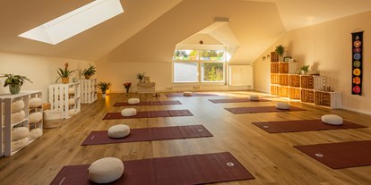 Yogakurs - vorhandenes Yogazubehör: Decken - Essen - Raum für Begegnung