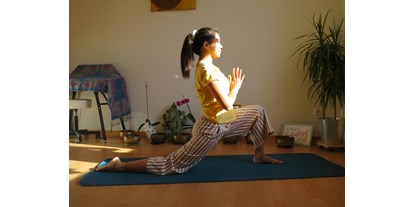 Yogakurs - Erfahrung im Unterrichten: > 100 Yoga-Kurse - Yoga in Om Shanti Raum in Lindenhof, Mannheim - Here and Now Yoga in Mannheim