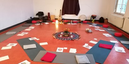 Yogakurs - vorhandenes Yogazubehör: Sitz- / Meditationskissen - Mantra Singkreis