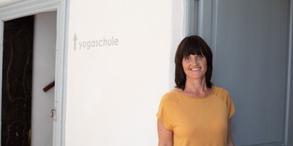 Yogakurs - vorhandenes Yogazubehör: Sitz- / Meditationskissen - Ingrid, Schulleitung - Yogalehrausbildung BDY - Krankenkassen anerkannt 