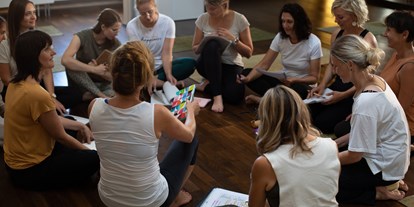 Yogakurs - Ambiente: Große Räumlichkeiten - Yogalehrausbildung BDY - Krankenkassen anerkannt 
