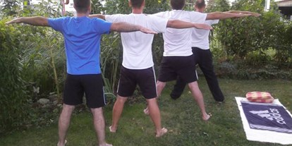 Yoga course - vorhandenes Yogazubehör: Sitz- / Meditationskissen - Männer-Yogastunde im MediYogaGarten! - Gesundheit für Männer - MediYogaSchule (c)