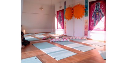 Yoga course - vorhandenes Yogazubehör: Sitz- / Meditationskissen - MediYogaSchule (c) Innenraum - Gesundheit für Männer - MediYogaSchule (c)