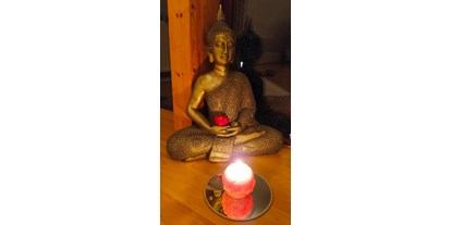 Yogakurs - vorhandenes Yogazubehör: Meditationshocker - Goldener Buddha - Gesundheit für Männer - MediYogaSchule (c)