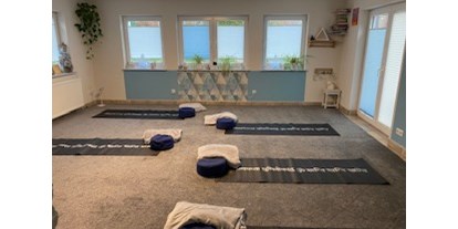Yogakurs - vorhandenes Yogazubehör: Sitz- / Meditationskissen - Der lichtdurchflutete Yoga Raum - Beate Haripriya Göke