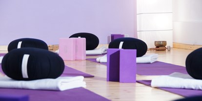 Yogakurs - vorhandenes Yogazubehör: Yogablöcke - Bayern - Matten, Decken, Blöcke, Sitzkissen, Gurte und Pilatesbälle finden sich kostenlos im Yogaraum - ZEN-TO-GO Yoga