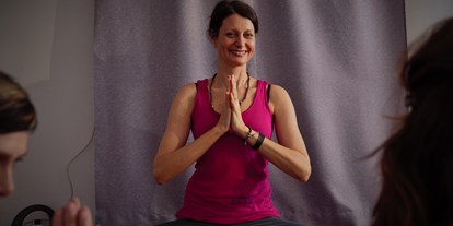 Yogakurs - vorhandenes Yogazubehör: Meditationshocker - Namasté - herzlich willkommen im ZEN-TO-GO! - ZEN-TO-GO Yoga